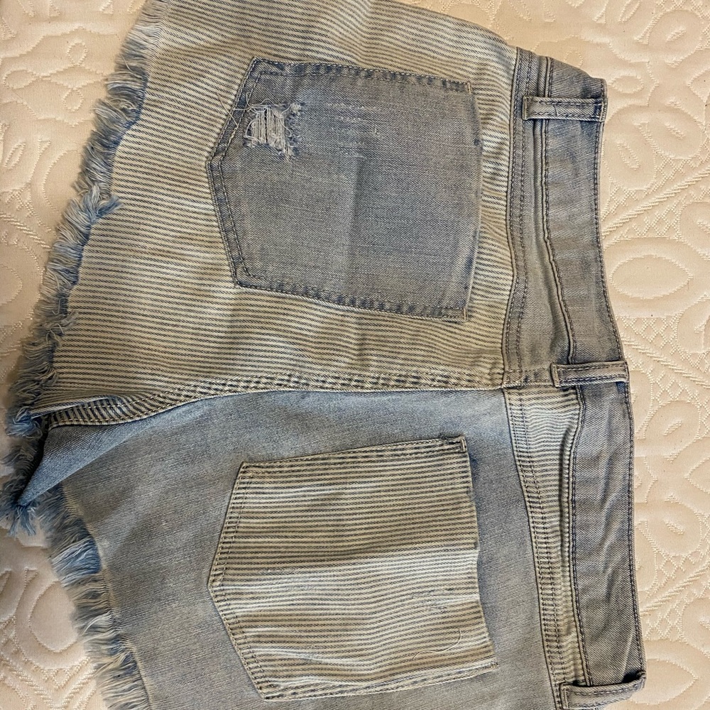 Shorts - Picture 3 of 3